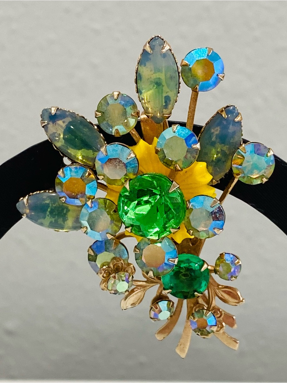 Vintage Green Aurora Borealis Rhinestones Brooch Yellow Plastic Flower Rivets